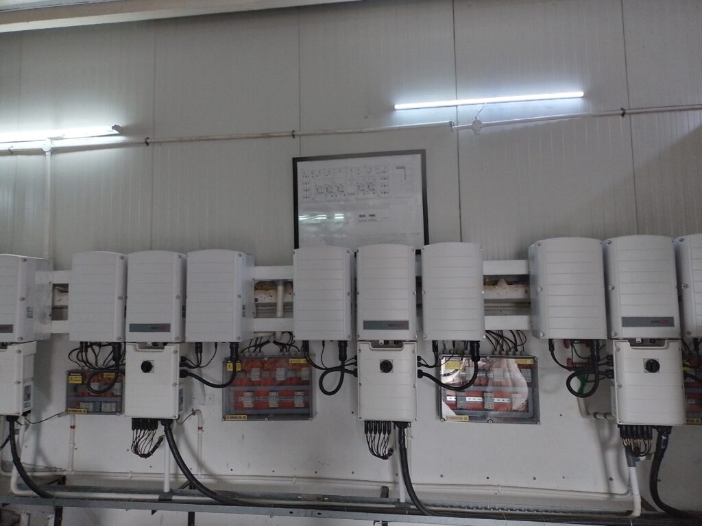 How does a solar inverter works